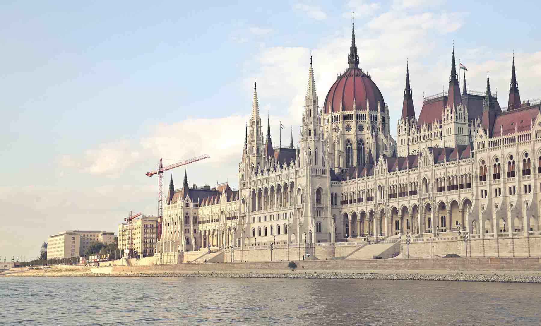 پارلمان مجارستان - مهاجرت به آلمان از طریق مجارستان